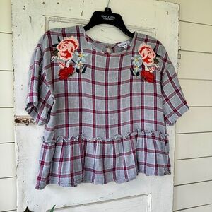 THML, CROP TOP. ROUND NECK, SHORT SLEEVE, EMBROIDERED FLORAL DESIGN. SIZE S